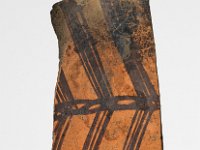 Ame Ker 185  Ame Ker 185, Peru, südlicher zentraler Andenraum, Inka, Später Horizont, Inka, ca. 1440-1532 n. Chr., Wandscherbe eines Vorratsgefäßes, aryballos, makas, Ton, H 3,5 cm, B 9,5 cm, Wandstärke 1cm : Museumsfoto: Claus Cordes, Bestandskatalog Ethnologie